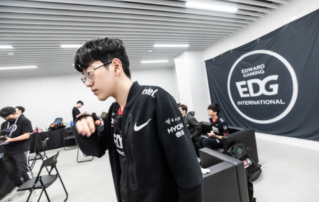 却经历了反 却经历了反