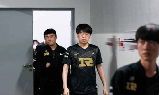 队内伤病问 队内伤病问